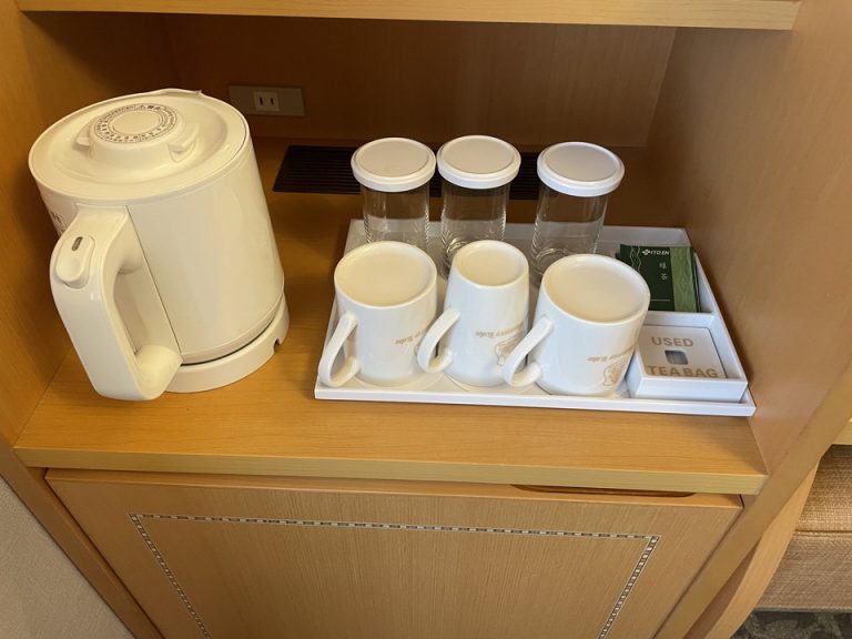 電気ケトルとマグ、グラス、ティーバッグ