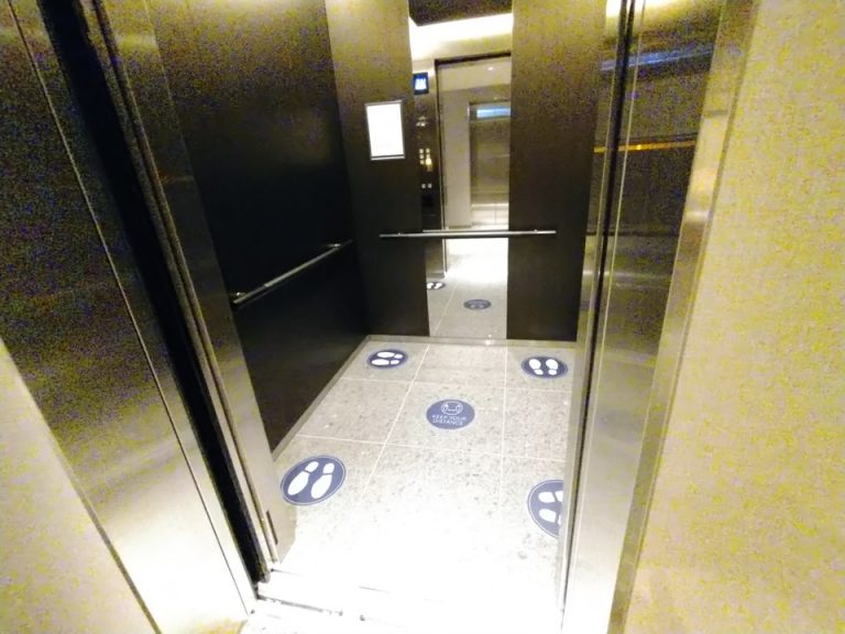 エレベーター内観