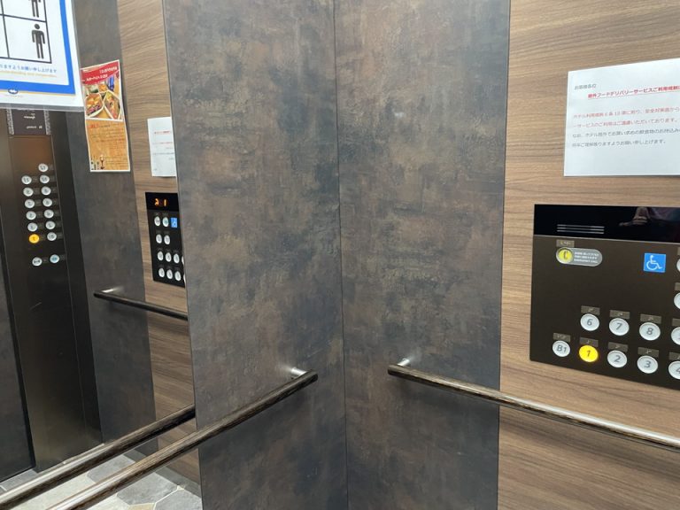 エレベーター内観