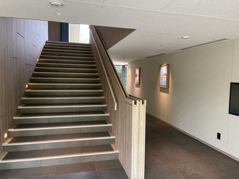 各階には階段でも行ける