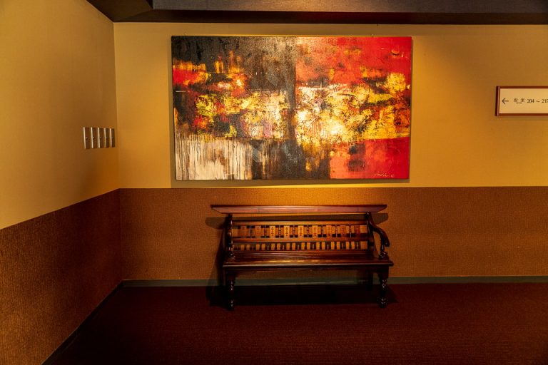 客室エレベーターホールには絵画も