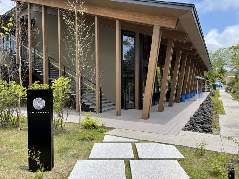 中庭からレストランへ続く道