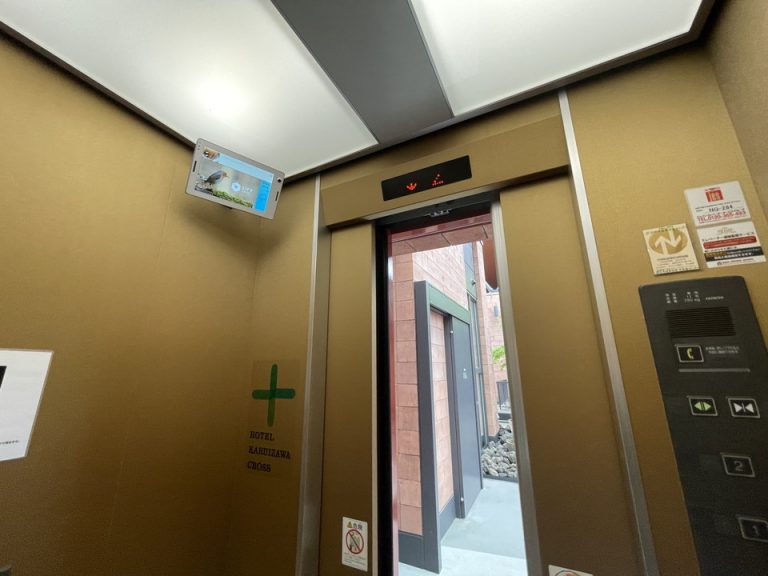 エレベーター内装