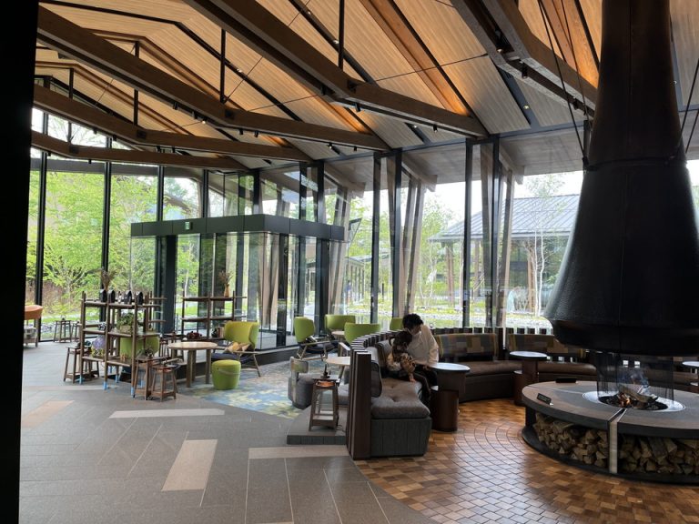 エントランスから中庭方面