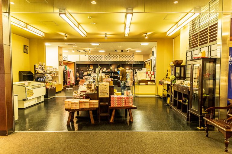 ショップはエントランス横でした