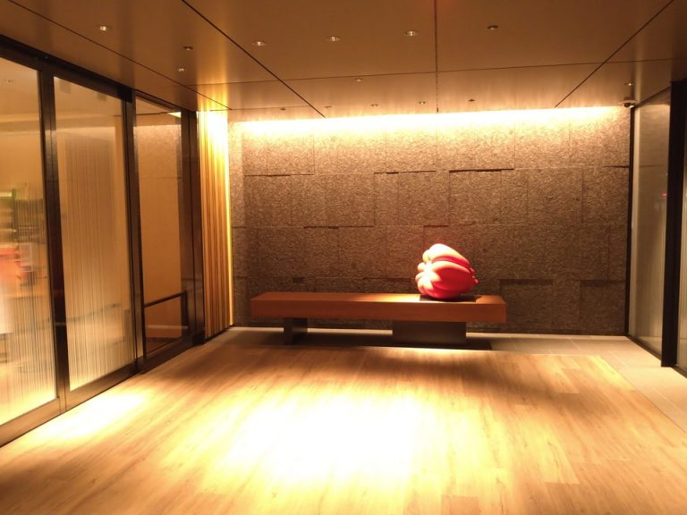 エントランスのアート作品