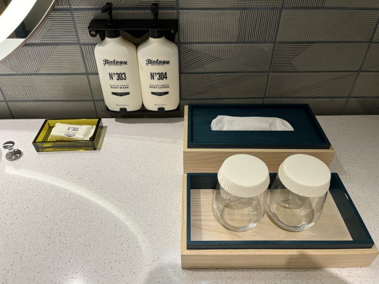 ローション類の立てかけもおしゃれ