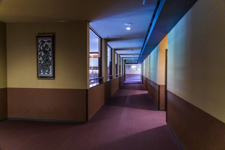 ラウンジからの光が入る廊下