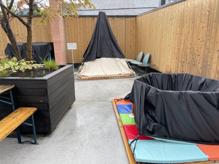 BBQ場には子供用遊具も。雨上がりなのでスタッフが拭き取りをしていた