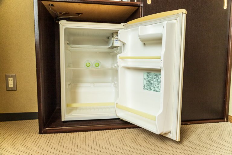 冷蔵庫には近くの水源地から採れたミネラルウォーターが人数分