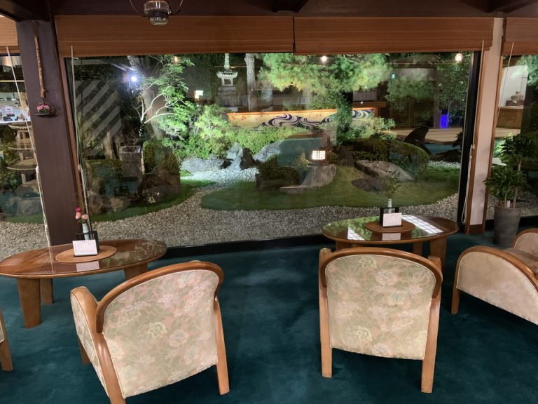 ロビーから眺める庭園(夜)