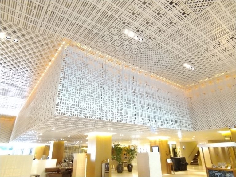 ロビーの天井(昼)