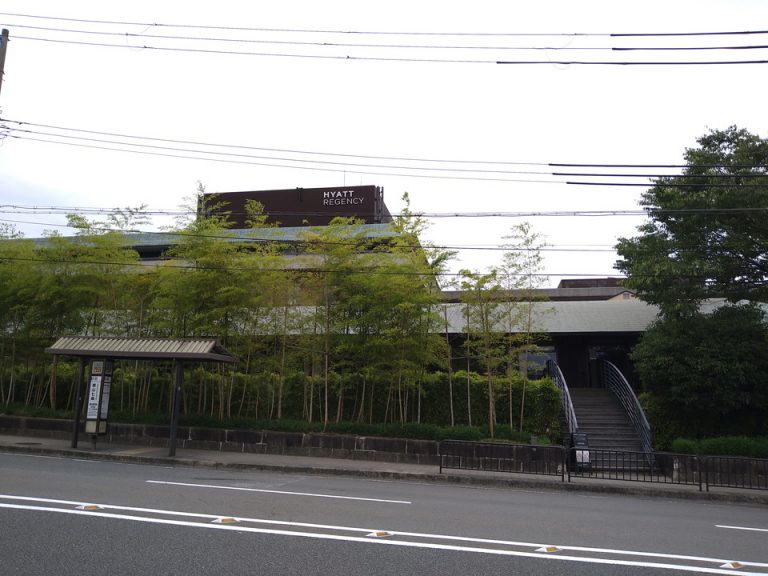 2階イタリアントラットリアセッテへの外からの入口