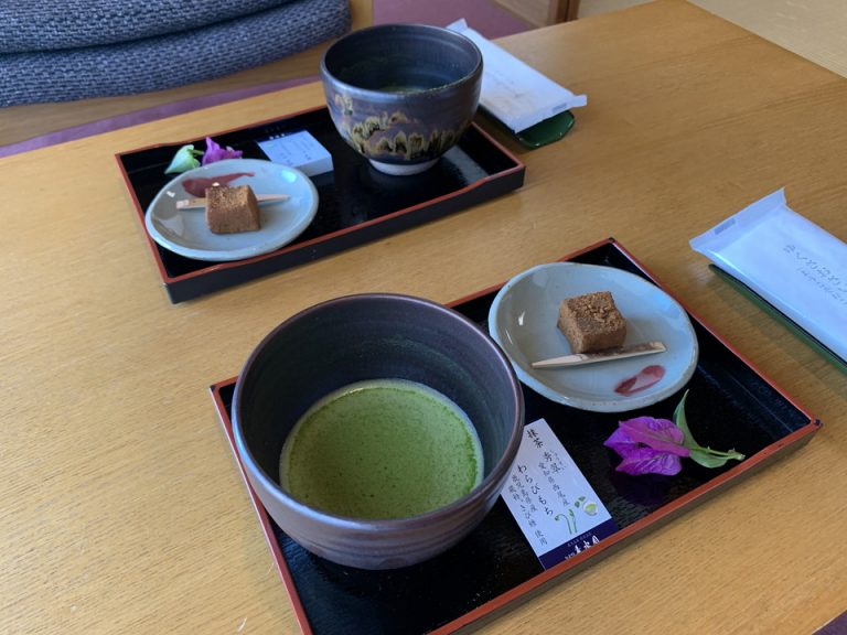ホテル到着後、おもてなしの抹茶とわらびもち(1)