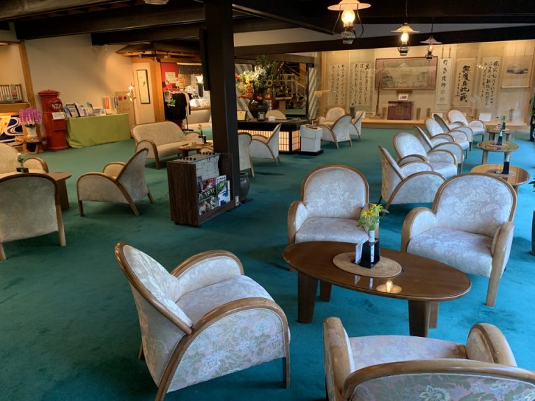 窓方向から見たロビー