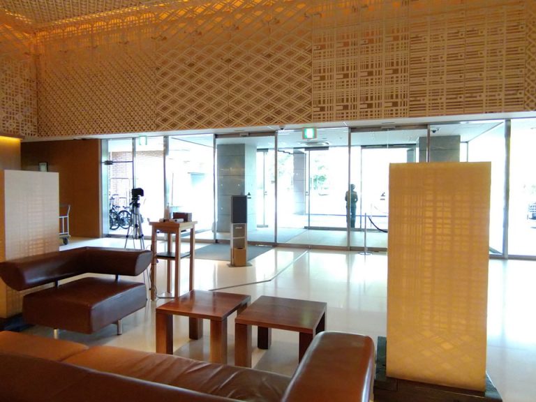 エントランス内観