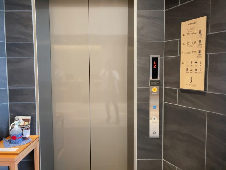 エレベーターホールフロント階