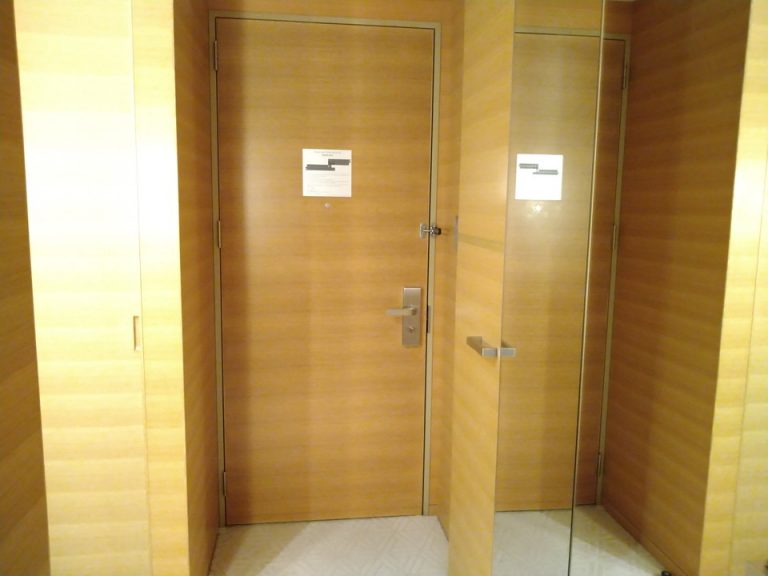 客室入口内観ドア