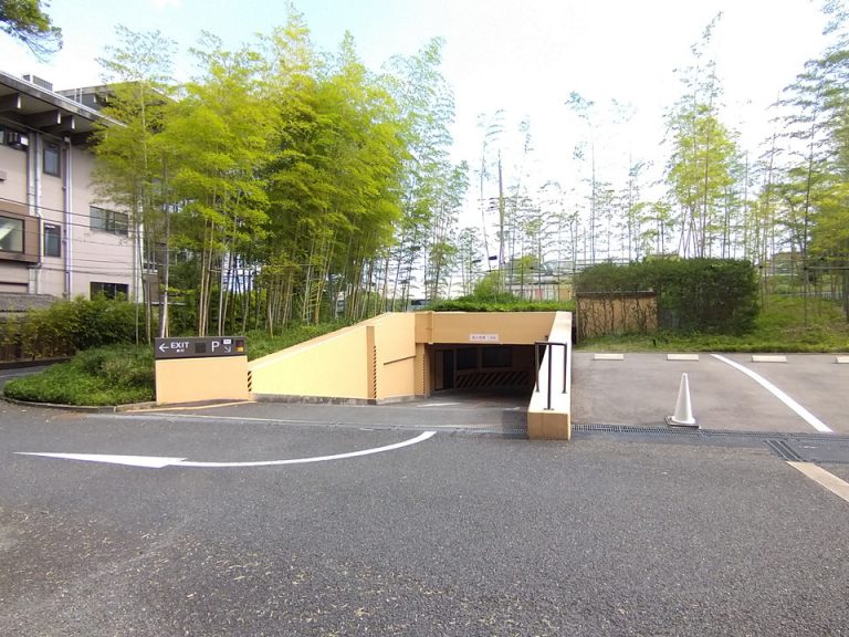 地下駐車場入り口