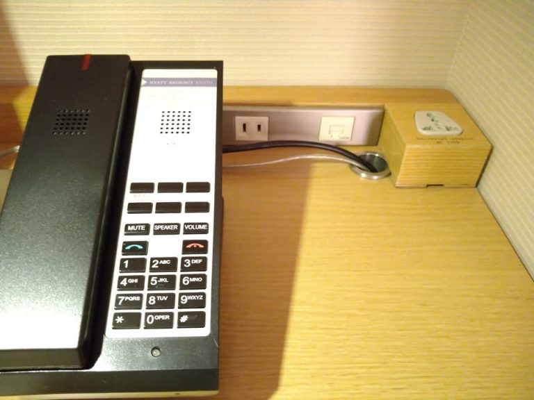 電話とマルチコンセント