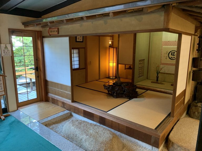 ロビーの玄関近くに位置する茶室(1)