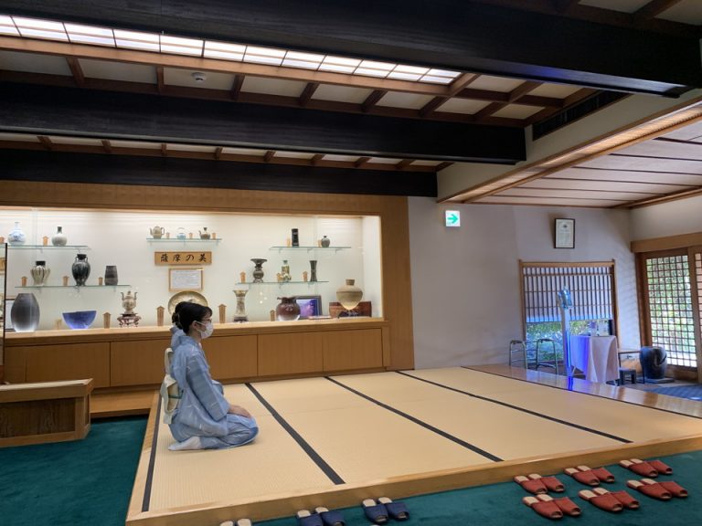 玄関でお客様をお迎えする仲居さん