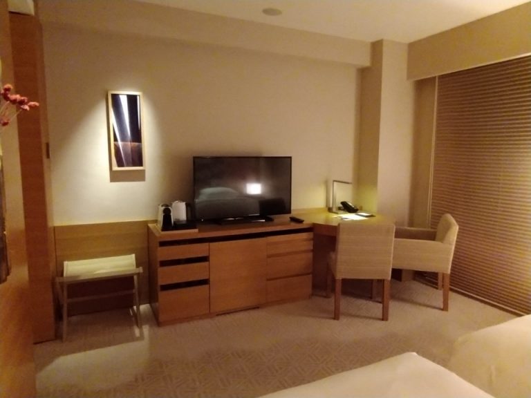 ベッド方向からTV