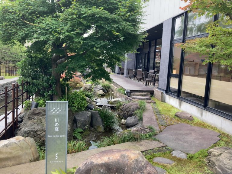 川の庭