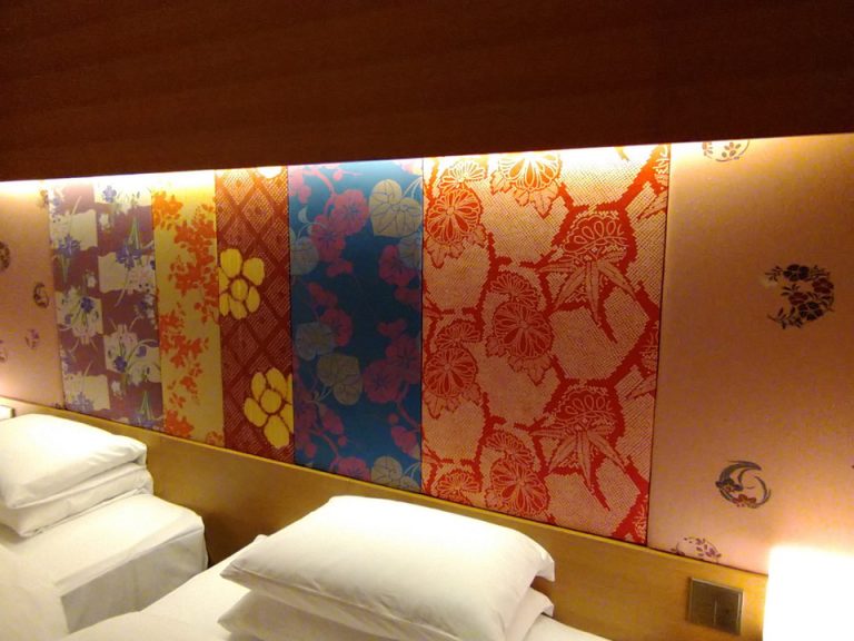 着物のタペストリー