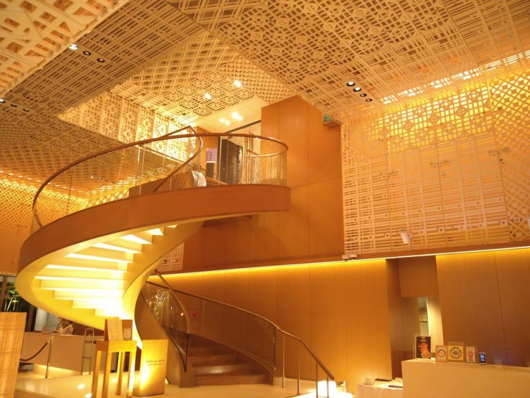 2階イタリアントラットリアセッテへの螺旋階段