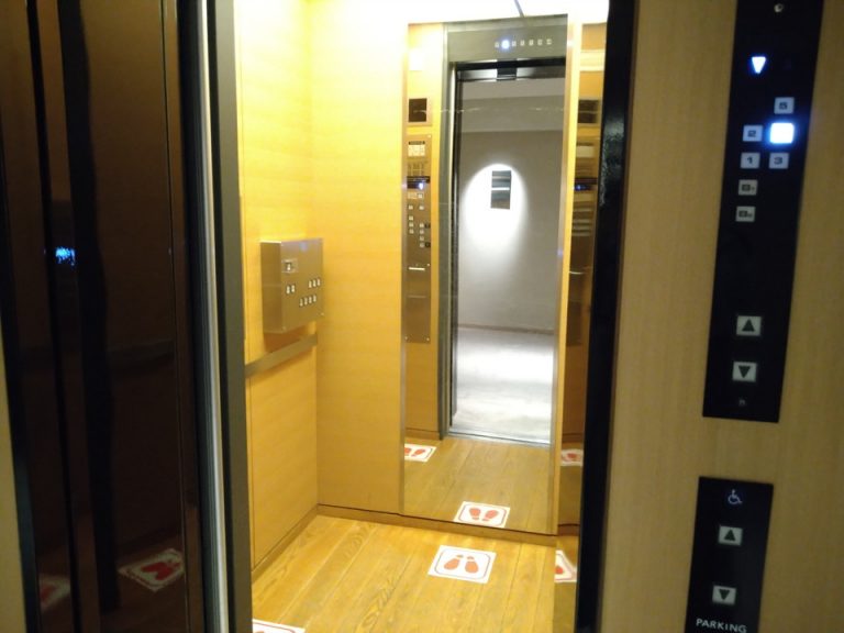 エレベーター内観