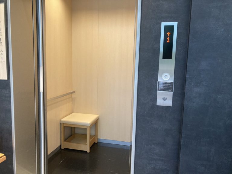 エレベーター内観