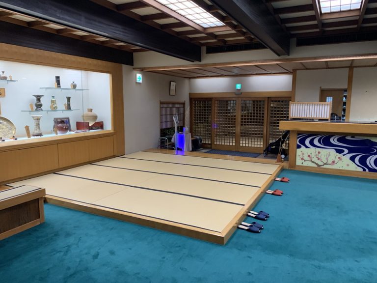 ロビーから見た玄関