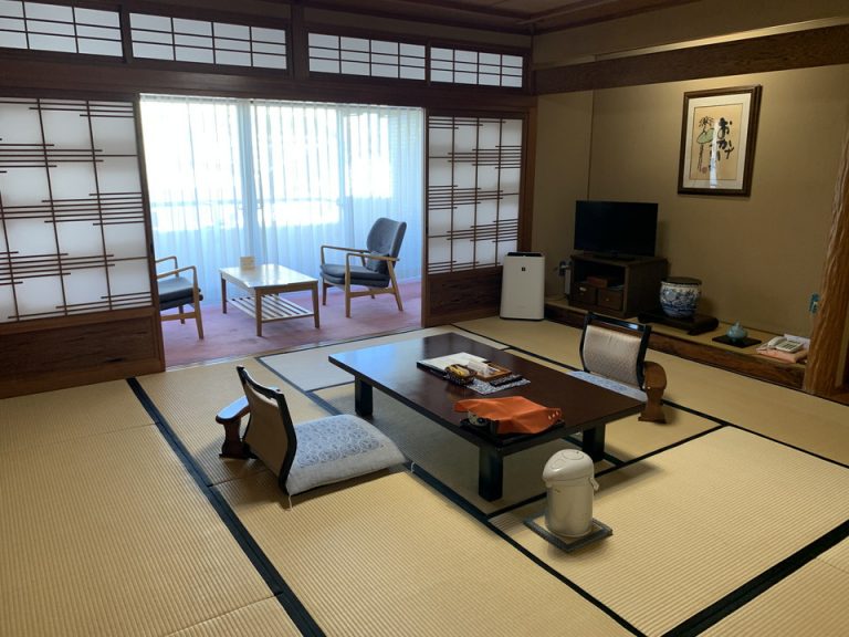 客室 入り口から(2)