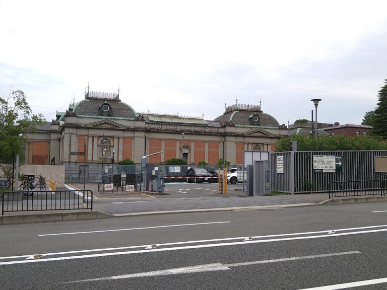 向かいに京都国立博物館