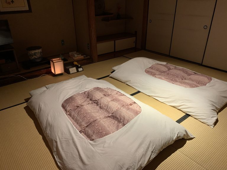 入り口反対から見る布団