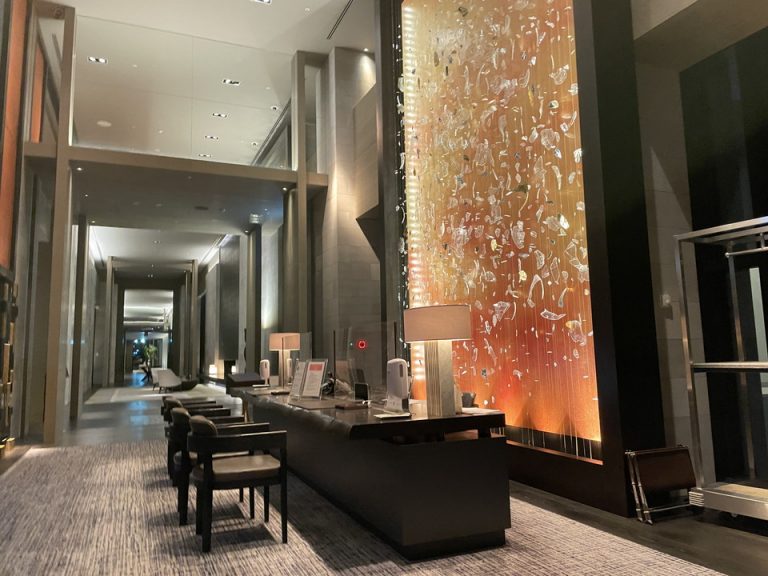 フロント 天井が高く解放感がある