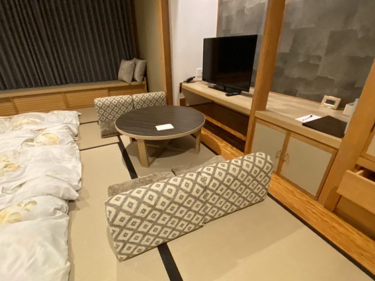 布団方向からテレビ