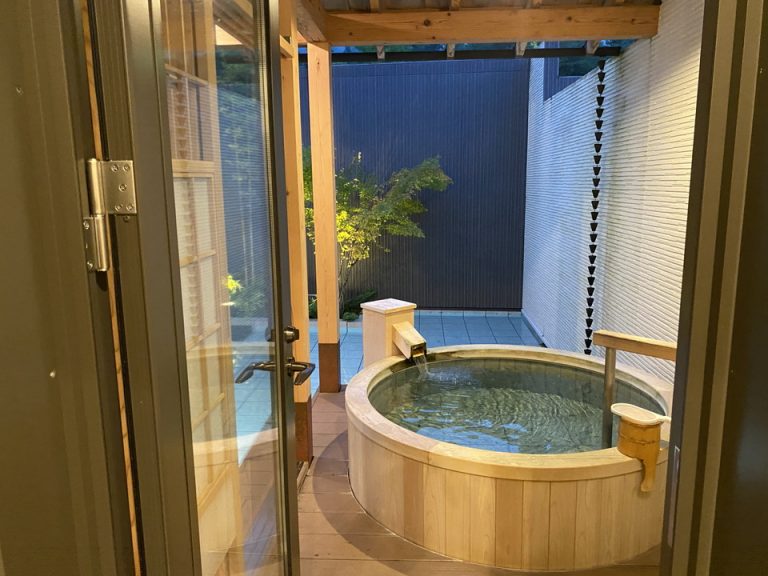 バスルーム入口から全体(1)