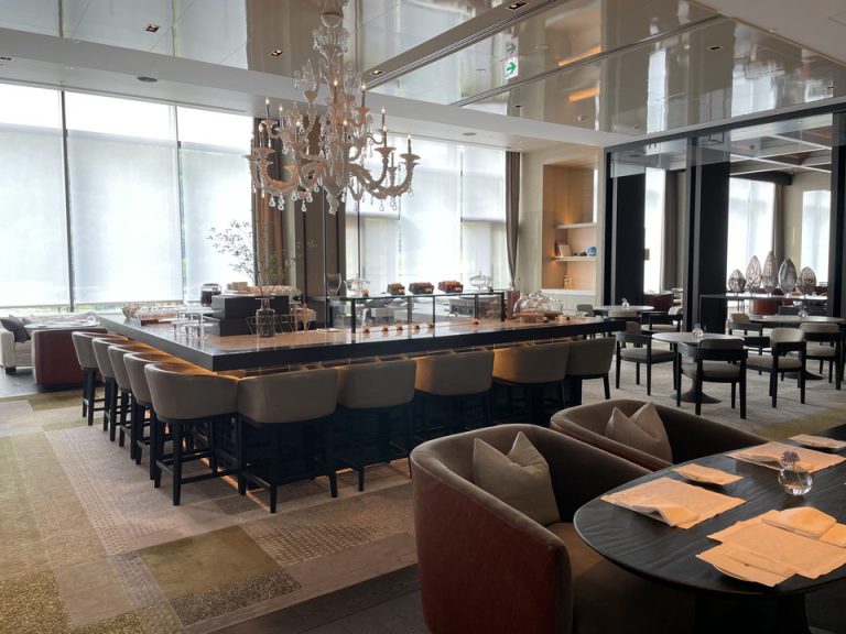 ロビー カフェ ショップ 廊下が繋がっており、スタッフがここでパソコン仕事をしていることも