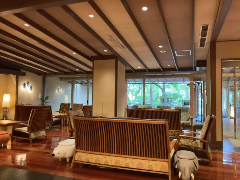 庭を見ながらコーヒーやお茶をいただけます。