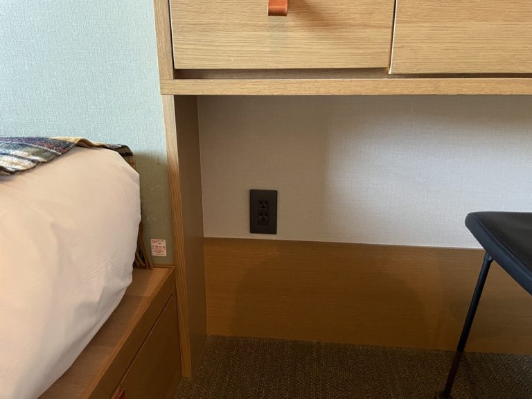 デスク下 コンセント