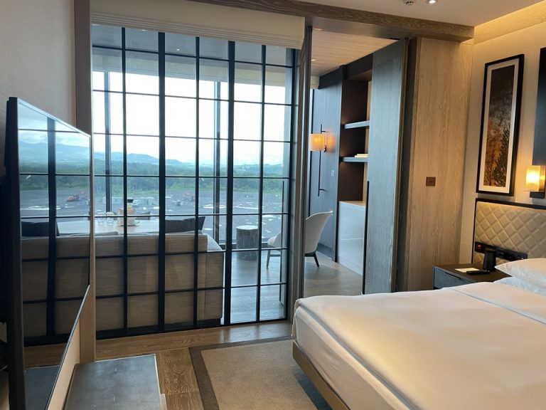 バスルームからみたベッドルームとダイニング