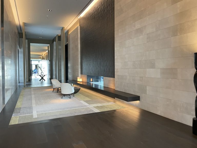 フロントから見た入口