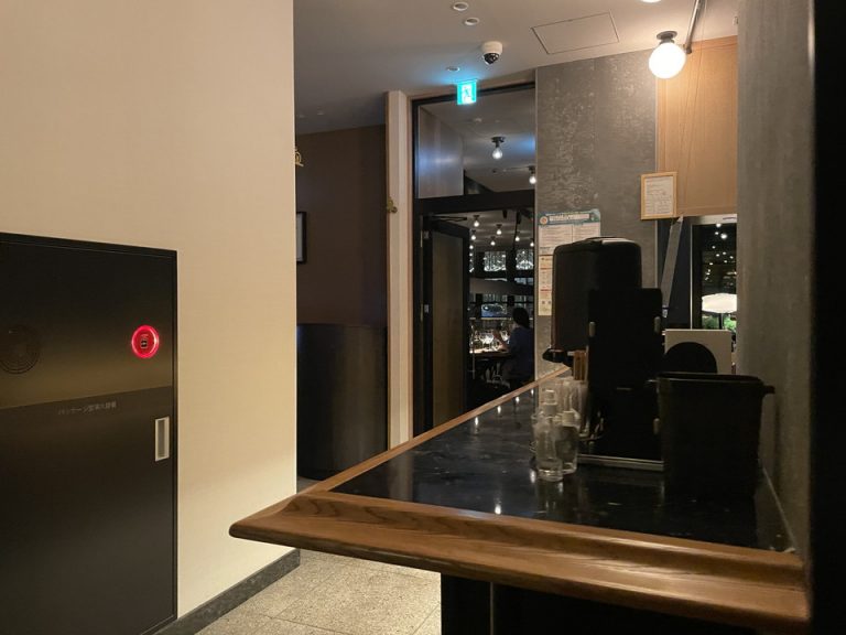 フロントカウンター(コーヒーサービス横)