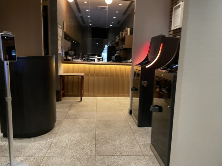 エントランス内観(正面 フロントカウンター)