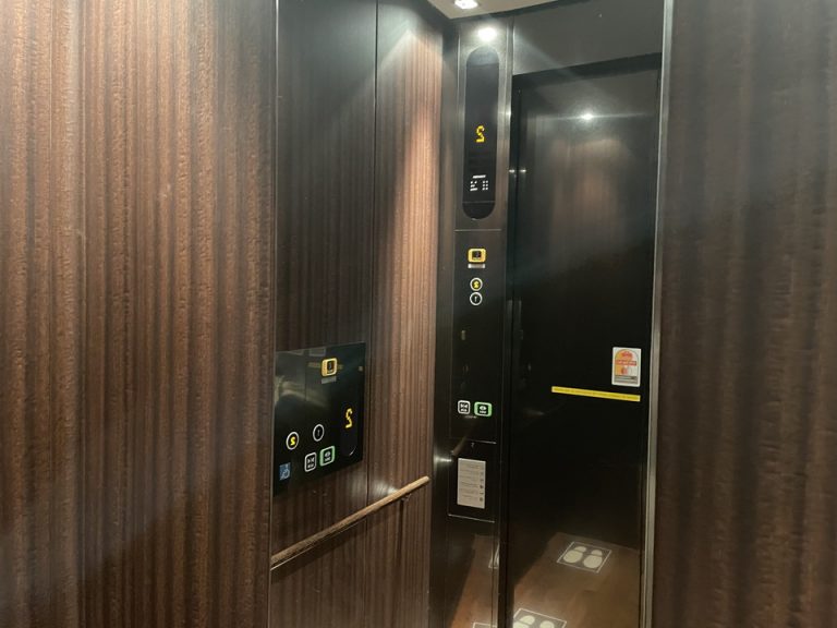 エレベーター内