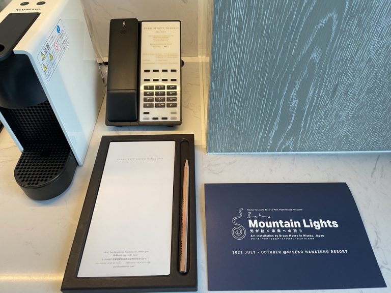 コーヒーマシーン、電話、メモ