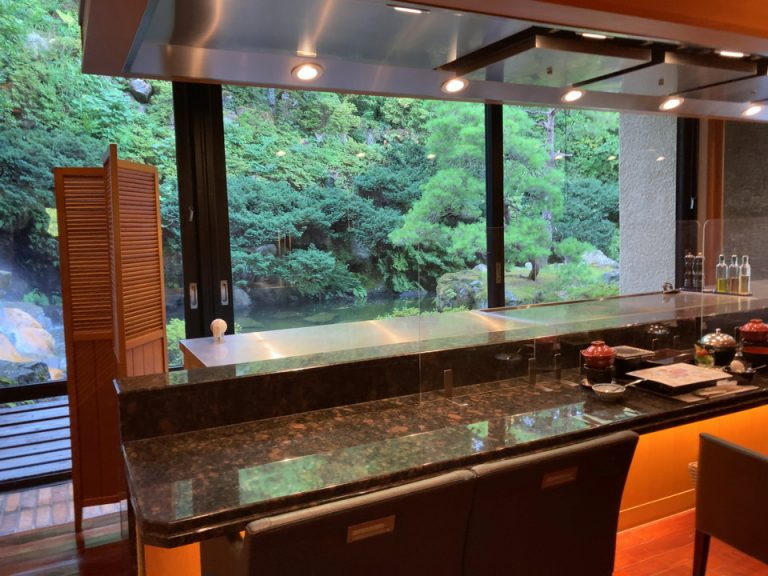 カウンター割烹「加賀」内観