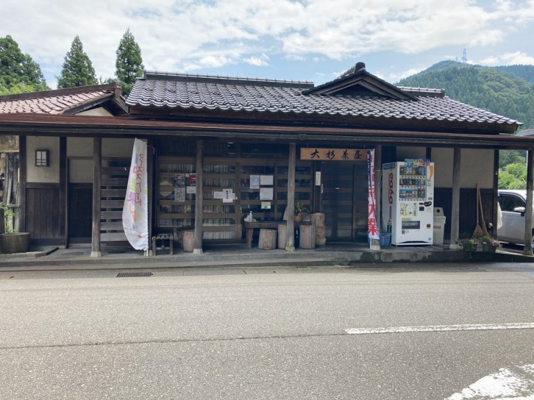 神社の前にある大杉茶屋
